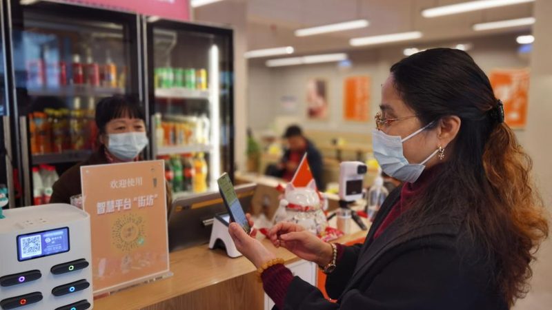 在选择月嫂和育儿嫂时，家庭可以根据以下标准进行判断：